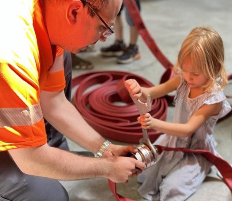 ipso-isr-news-kindergarten-besuch-lokale-feuerwehr-news