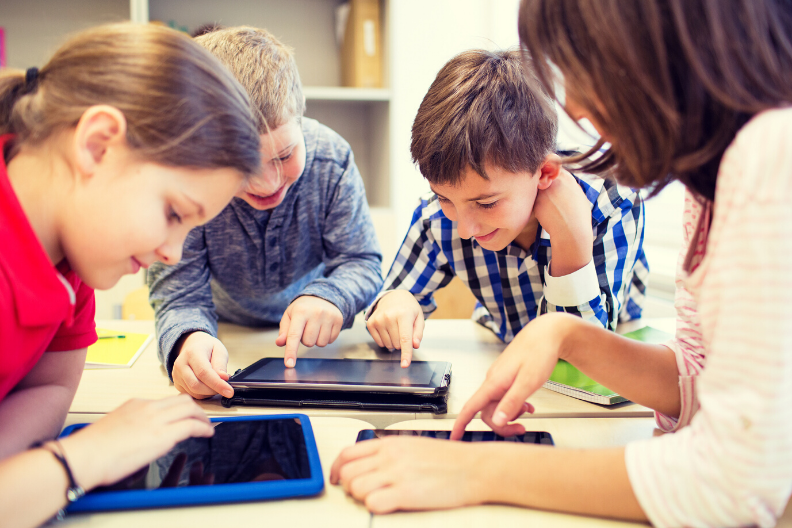 ipso haus des lernens schulkinder laptop klasse primar