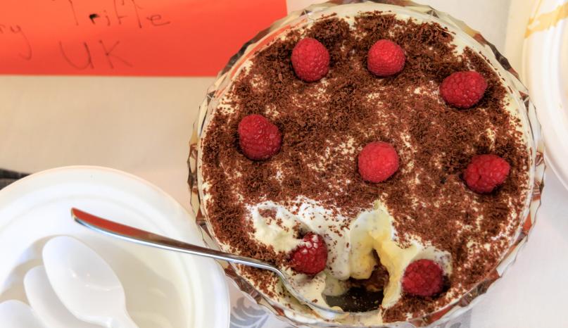 Trifle Kuchen mit Himbeeren und Schokostreuseln