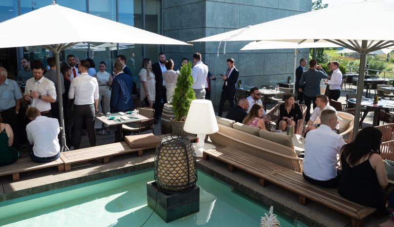 Gemütliches Zusammensein auf der Terrasse des Hotel Seedamm Plaza