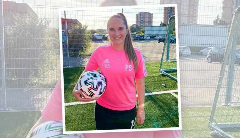 Frau mit Fussball in der Hand