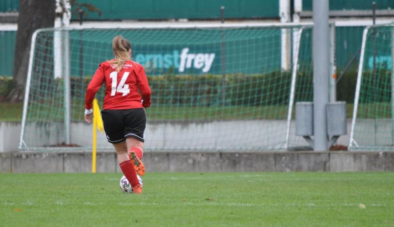Frau spielt Fussball