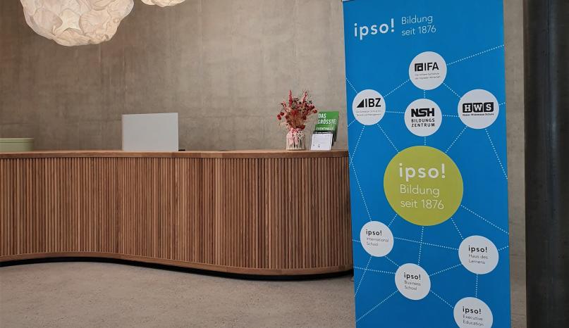 Eingangsbereich Campus Sursee mit ipso Banner