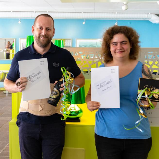 VSH-Abschluss Foto von Mann und Frau mit Zeugnis