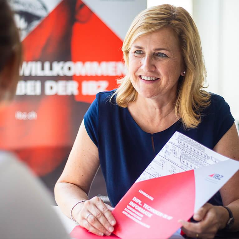 IBZ Testimonial Mitarbeiterin Susanne Gall Student Success Managerin