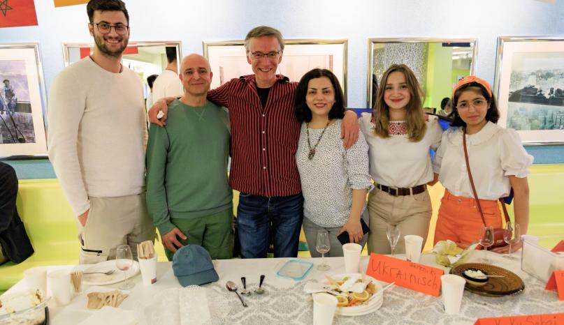 Gruppenfoto mit sechs Personen beim Kulinarischen Abend